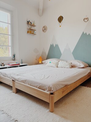 4 Schlafzimmer, Schreibtisch, Bügeleisen/Bügelbrett, Babybetten