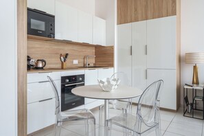 Kylskåp, mikrovågsugn, ugn och spishäll