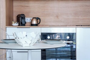 Kylskåp, mikrovågsugn, ugn och spishäll