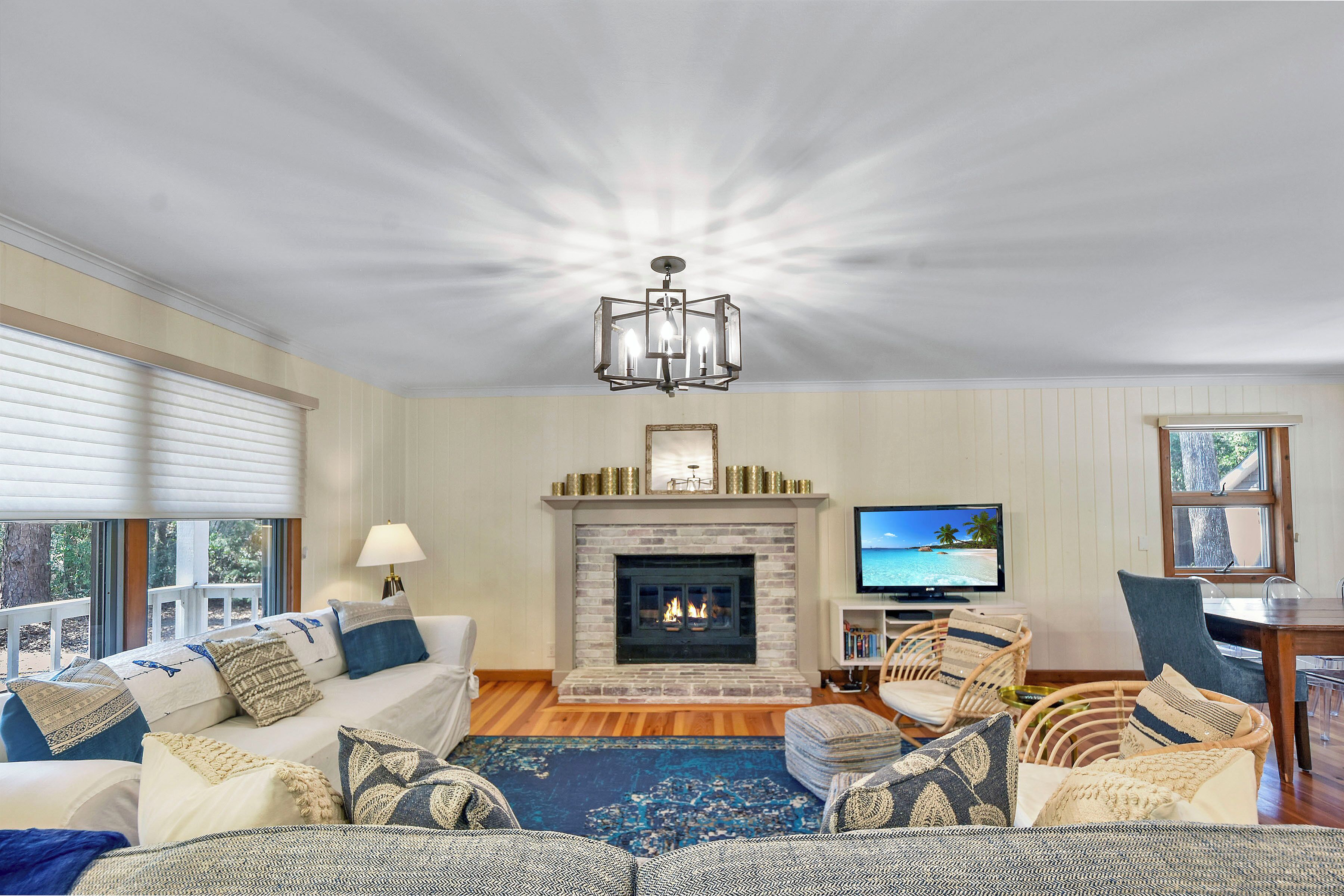 智能电视、书、办公室、电脑显示器