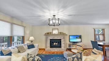 智能电视、书、办公室、电脑显示器