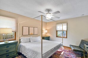 4 bedrooms, desk, iron/ironing board, free WiFi