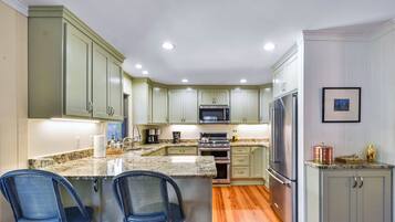 Jääkaappi, mikroaaltouuni, uuni, liesi