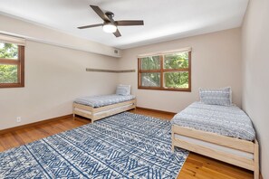 4 bedrooms, desk, iron/ironing board, free WiFi