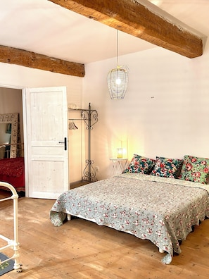 2 bedrooms, desk, iron/ironing board, free WiFi