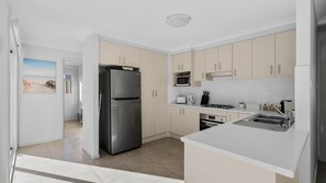 Fridge, microwave, oven, stovetop - The Oasis of Calm by Experience Jervis Bay (Huskisson)