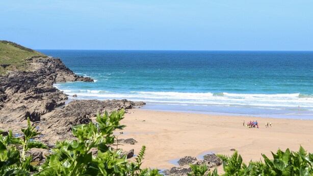 A beach with rocky terrain and a clear blue sky. - Penthouse 23 (Newquay)