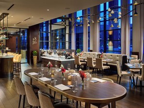 5 restaurantes, se sirve desayuno