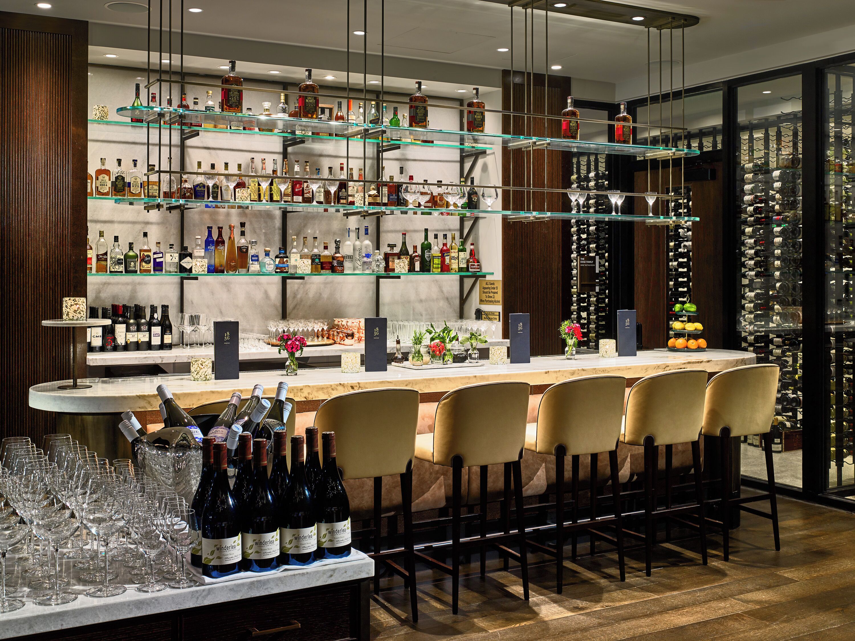 5 restaurants; breakfast, lunch and dinner served 