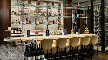 5 restaurants; breakfast, lunch and dinner served