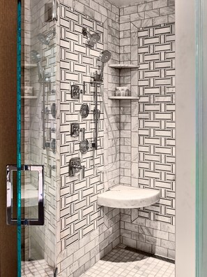 Badewanne und Dusche (separat), kostenlose Toilettenartikel
