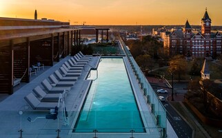 Una piscina al aire libre de temporada