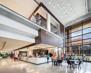 5 restaurants; breakfast, lunch, and dinner served