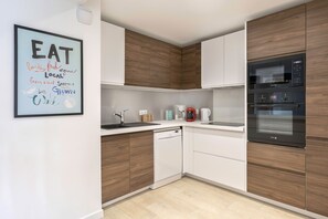 Réfrigérateur, micro-ondes, four, lave-vaisselle