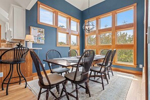 Dining - Heart and Sol: Large Private Lap Pool, Currituck Club Amenities (Corolla)