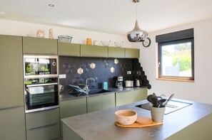 Jääkaappi, mikroaaltouuni, uuni, astianpesukone