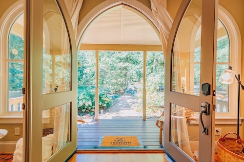 Magical wooded cottage pool +priv hottub walk2town