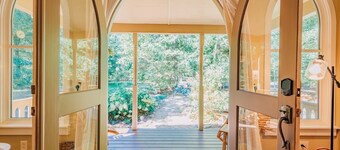 Magical wooded cottage pool +priv hottub walk2town