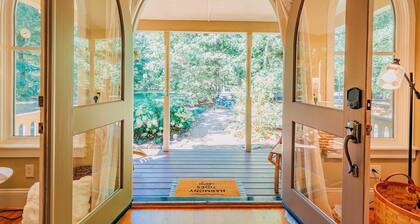 Magical wooded cottage pool +priv hottub walk2town