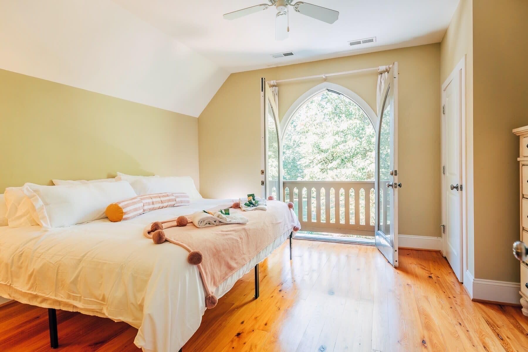 3 camere, una scrivania, ferro/asse da stiro, culla da viaggio