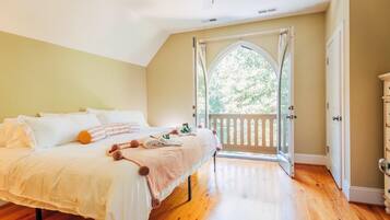 3 bedrooms, desk, iron/ironing board, travel cot