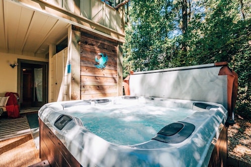 Magical wooded cottage pool +priv hottub walk2town