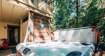 Magical wooded cottage pool +priv hottub walk2town