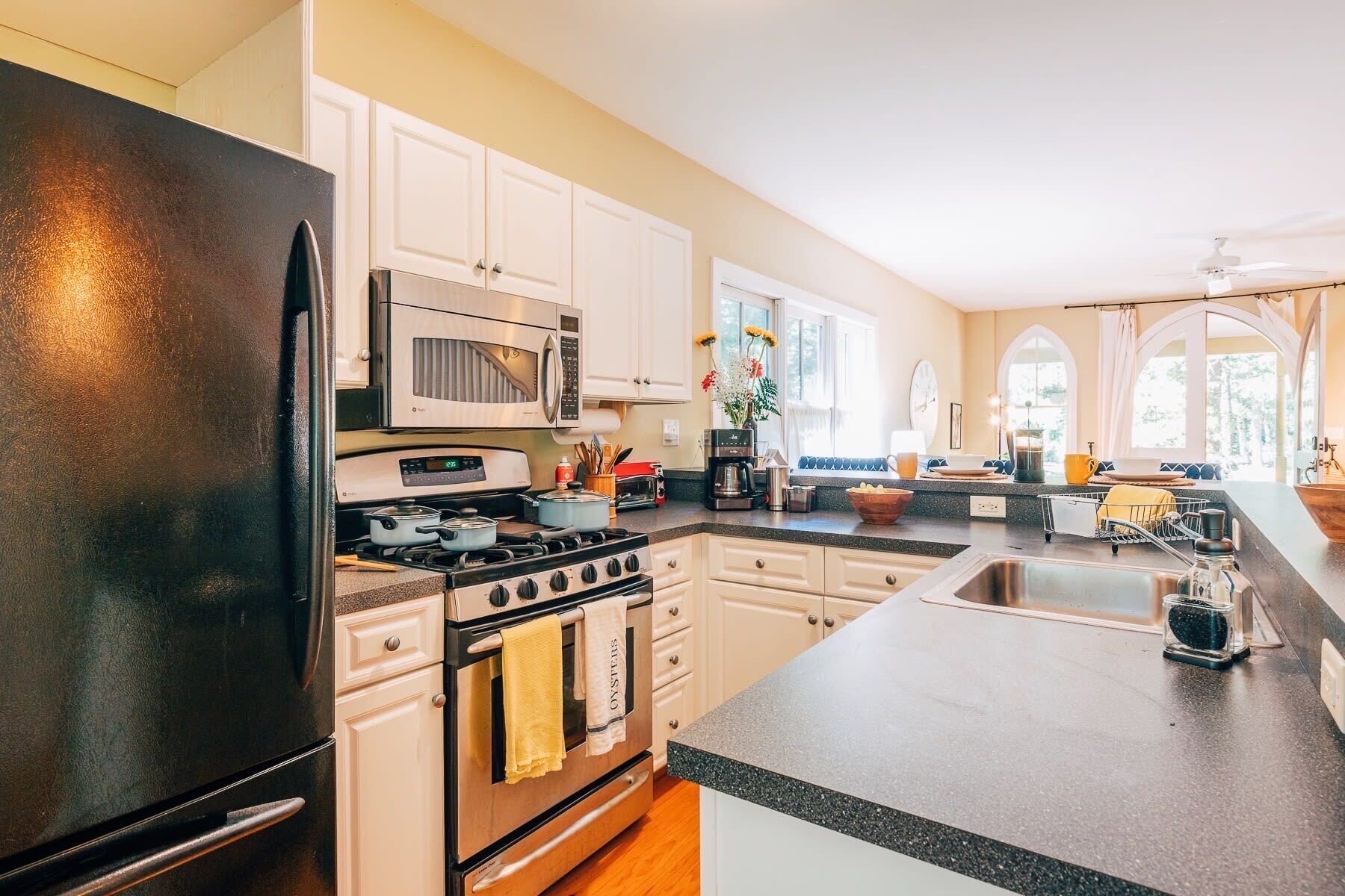 Frigorifero, microonde, forno, piano cottura