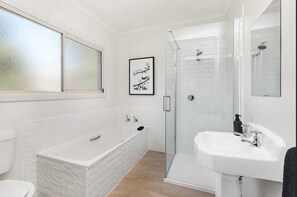 Combined shower/bathtub