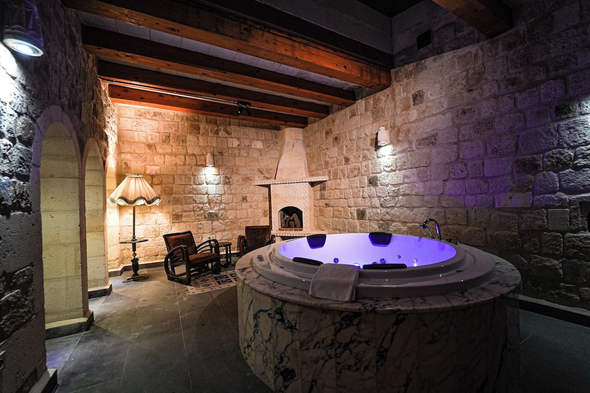 Badewanne und Dusche (separat), Regendusche, Designer-Toilettenartikel