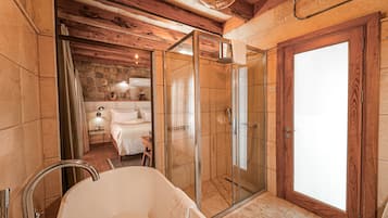 Honeymoon Double Room | Bathroom shower