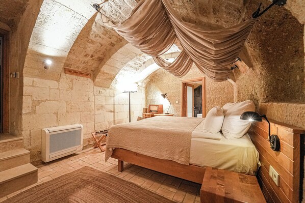 Traditional Room | Frette Italian sheets, premium bedding, memory foam beds, minibar