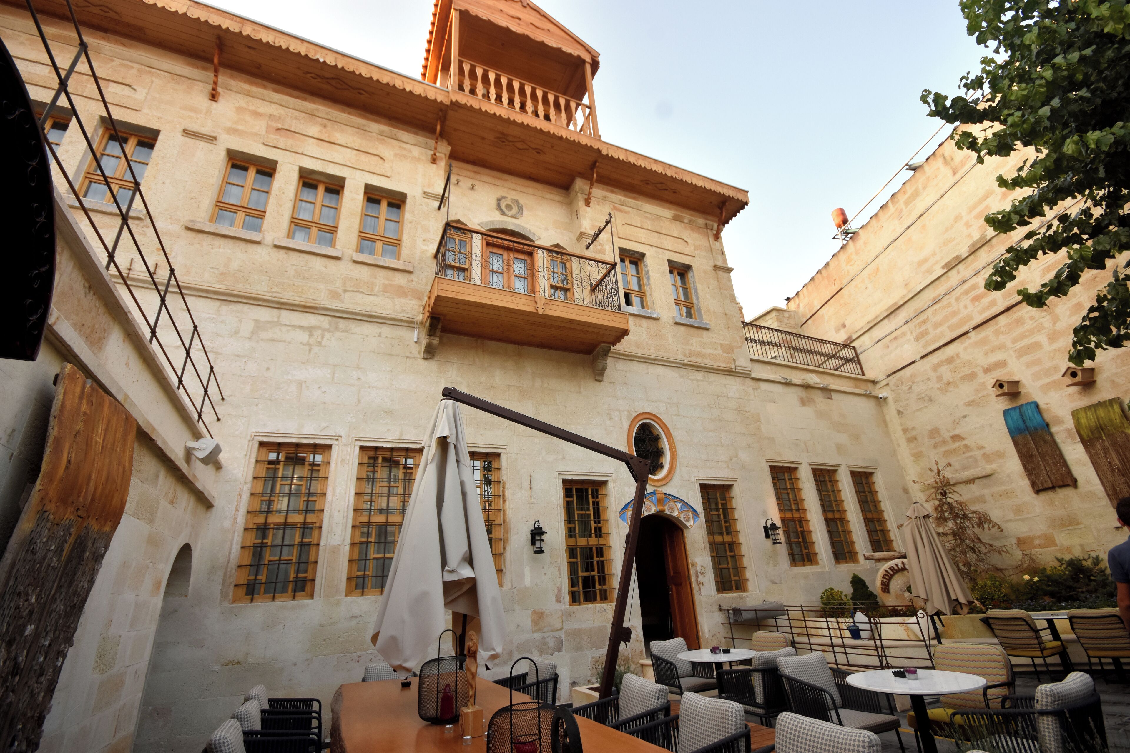 Suite Familiale, 2 chambres | Coin séjour | Télévision LED de 42 pouces avec chaînes par satellite