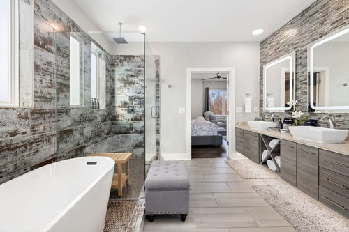Fayetteview Rooftop Balcony Hot Tub 5 Min to DT