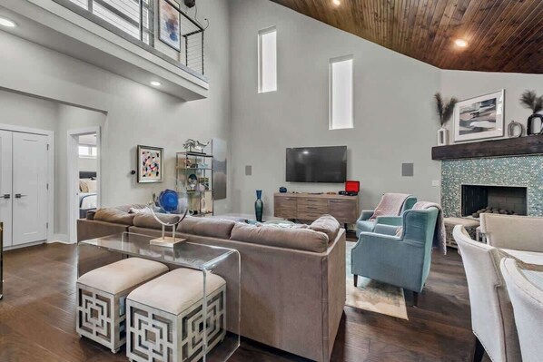 電視、壁爐、DVD 播放機、音響