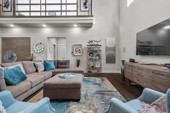 TV, fireplace, DVD player, stereo - Fayetteview Rooftop Balcony Hot Tub 5 Min to DT (Fayetteville)