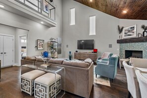 Televisie, een open haard, een dvd-speler en een stereo