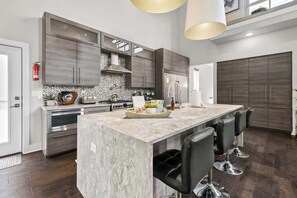 Fridge, microwave, oven, stovetop - Fayetteview Rooftop Balcony Hot Tub 5 Min to DT (Fayetteville)