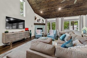 TV, fireplace, DVD player, stereo - Fayetteview Rooftop Balcony Hot Tub 5 Min to DT (Fayetteville)