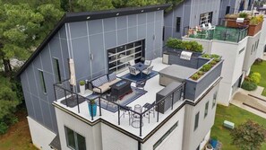Outdoor dining - Fayetteview Rooftop Balcony Hot Tub 5 Min to DT (Fayetteville)