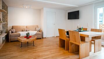 Kondominium Desain, Bebas Asap Rokok | Area keluarga | Televisi LED 43-inci dengan saluran TV satelit dan TV