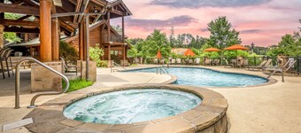 Spacious Two-Level Condo! 5 Min to Dollywood~Heart of Pigeon Forge~Sleeps 6!