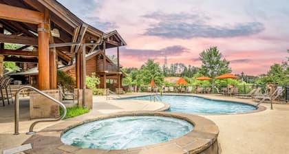 Spacious Two-Level Condo! 5 Min to Dollywood~Heart of Pigeon Forge~Sleeps 6!