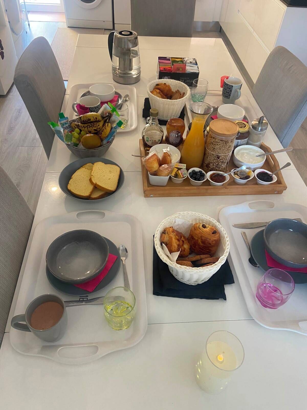 En frukostbuffé med olika sorters mat och dryck upplagt på brickor.