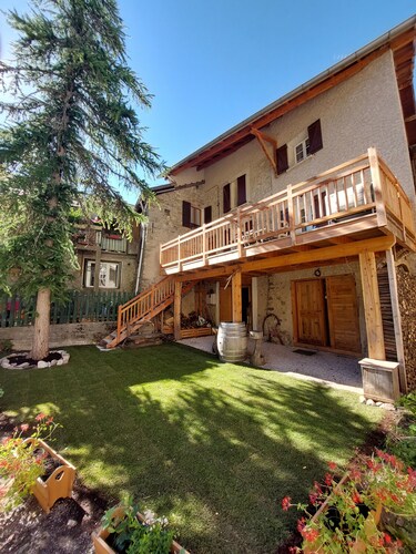 Spacious house in the heart of the Colmars ramparts!