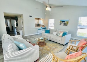 TV - Cozy 3BR Townhome w/ Free Beach Service & Golf (Destin)