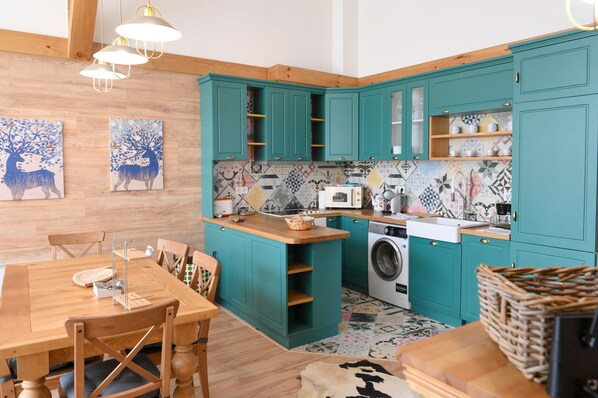 Chalet Deluxe, 3 chambres, sauna, vue montagne | Cuisine privée | Réfrigérateur, micro-ondes, four, plaque de cuisson