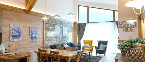 Deluxe Chalet, 3 Bedrooms, Sauna, Mountain View | Living area
