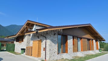 Deluxe Chalet, 3 Bedrooms, Sauna, Mountain View | Living area | 100-cm TV with satellite channels, fireplace