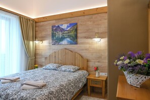 Deluxe Chalet, 3 Bedrooms, Sauna, Mountain View